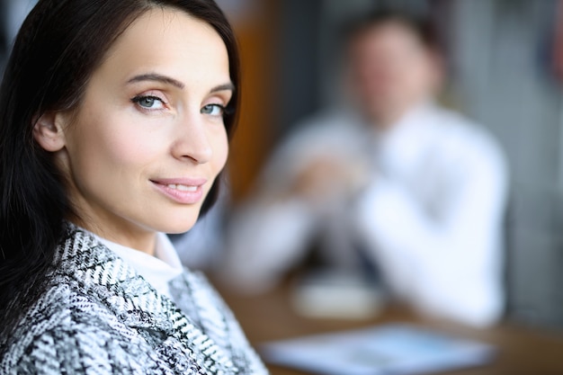 Visage de belle fille, femme d'affaires au bureau