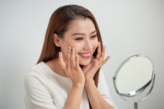 Visage De Belle Jeune Femme En Bonne Santé Regardant Dans Le Miroir