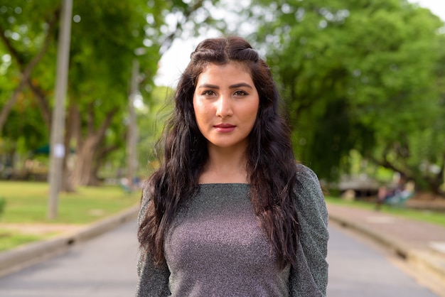 Visage de belle jeune femme indienne dans les rues du parc