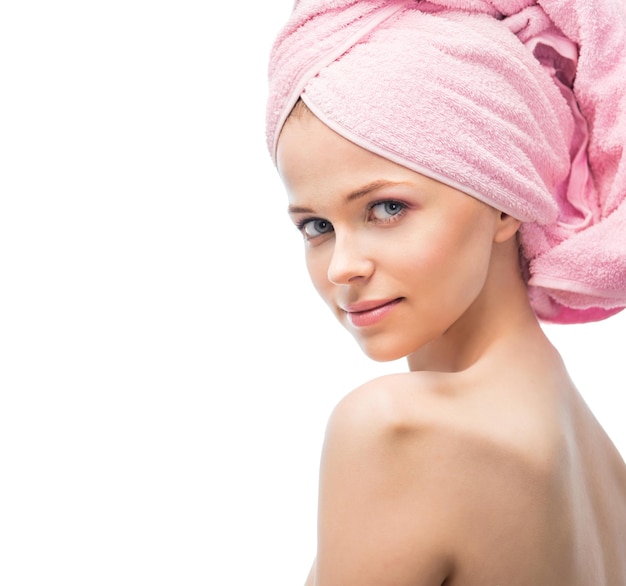 Visage d'une belle jeune femme avec une serviette sur fond blanc