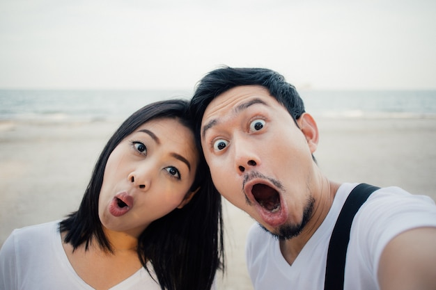 Visage Choqué Du Touriste De Couple Sur Le Voyage De Vacances à La Plage Romantique.