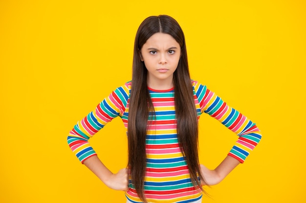 Visage en colère émotions bouleversées d'une adolescente Portrait en colère jeune fille ayant une dépression nerveuse Émotions négatives pour les enfants expressions faciales sentiments mauvaise attitude