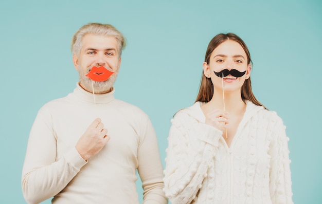 Visage drôle de couple avec la moustache de lèvres M. et Mme concept