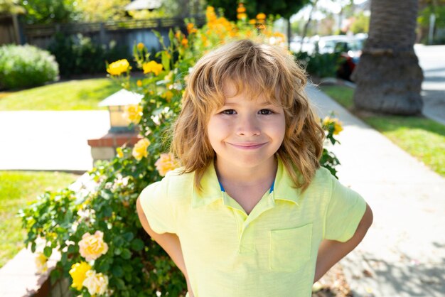 Visage drôle d'enfants Heureux petit garçon s'amusant en plein air