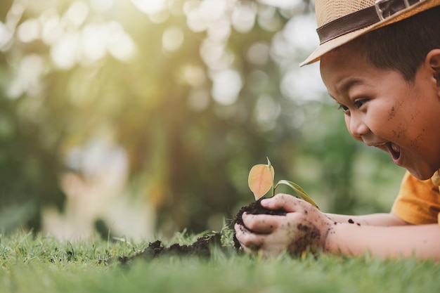 Le visage du petit jardinier regardait pousser les arbres