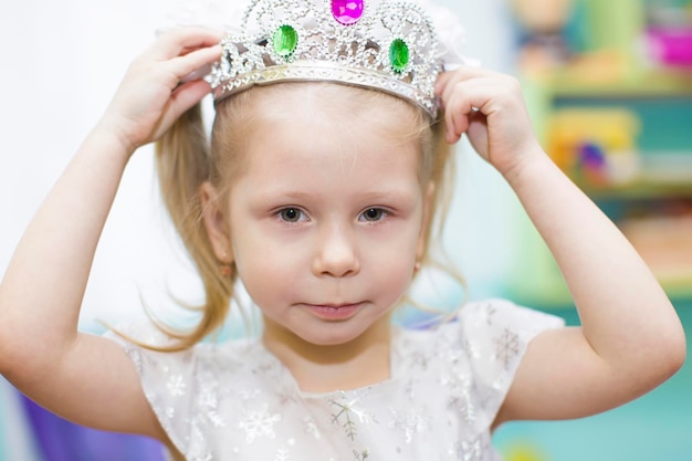 Le visage de l'enfant dans la couronne Reine fille de trois ans