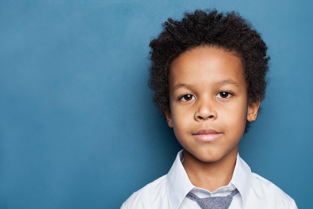 Le visage d'un enfant sur un fond bleu