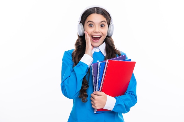 Visage excité écolière fille avec casque et livre isoalted fond blanc expression étonnée