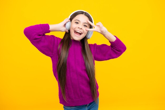 Visage excité Funny kid girl 12 13 14 ans écouter de la musique avec un casque