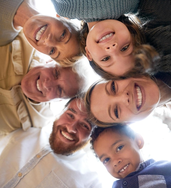 Le visage de la famille et en dessous se rassemblent pour le soutien des grands-parents, des parents et des enfants avec le sourire, le bonheur et le cercle d'amour