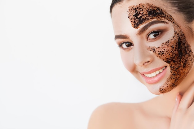 Visage féminin avec une peau parfaite et un masque au chocolat