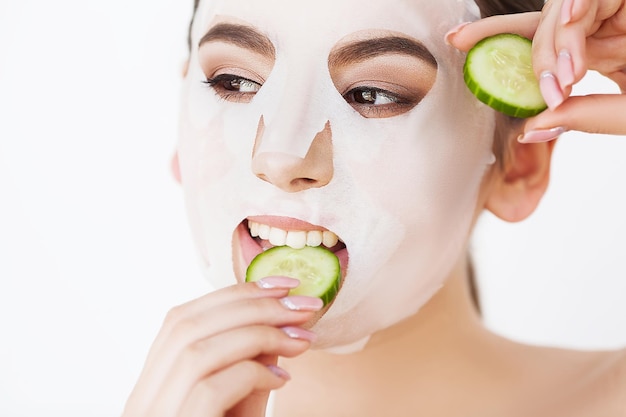 Visage féminin avec une peau parfaite et un masque de spa blanc