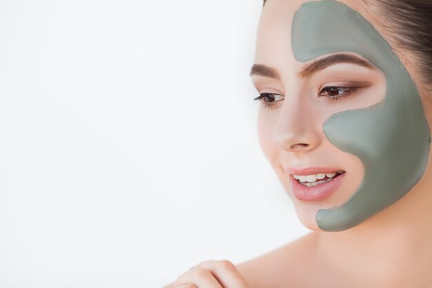 Visage féminin avec une peau parfaite et un masque de spa gris