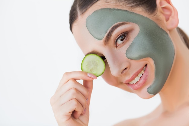 Visage féminin avec une peau parfaite et un masque de spa gris