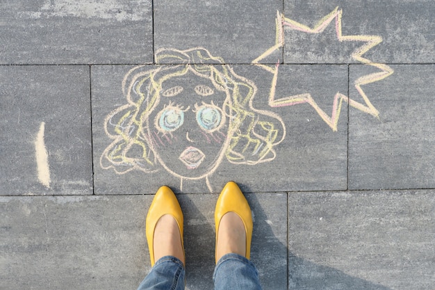 Visage de femme abstrait pop art, photo écrite sur le trottoir gris