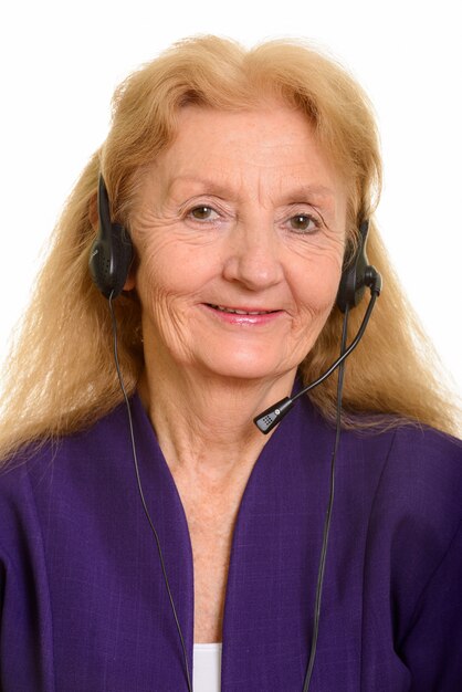 Visage de femme d'affaires senior heureuse souriant et portant des écouteurs