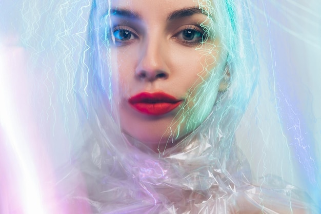 Visage de femme d'amélioration de beauté de portrait de lumière au néon