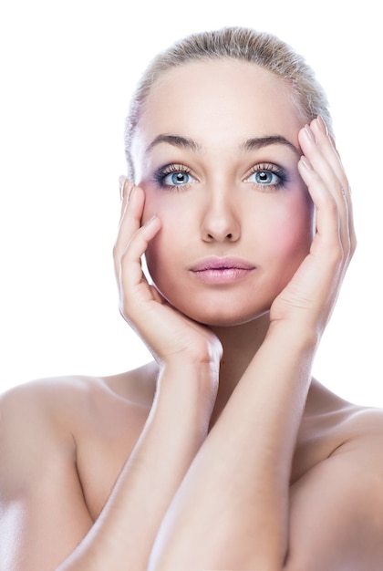 Visage de femme de beauté sur fond blanc