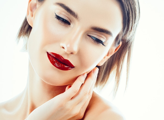 Visage de femme de beauté avec les mains. Portrait. Belle fille modèle de Spa avec une peau propre et fraîche parfaite. Femme regardant la caméra et souriant. Concept de jeunesse et de soins de la peau