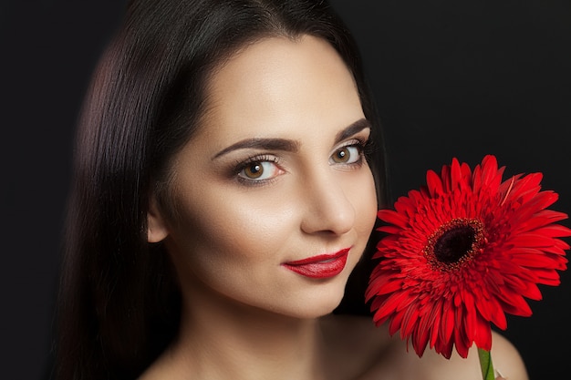 Visage de femme de beauté et maquillage professionnel du visage.