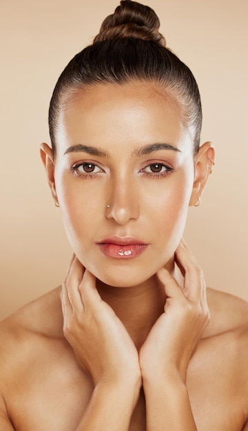 Visage de femme et beauté soins de la peau maquillage ou maquette de soins du visage cosmétiques