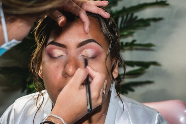 Visage de femme brune en cours de maquillage