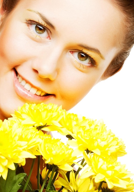 Visage de femme avec le chrysanthème jaune