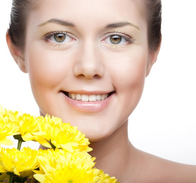 Visage de femme avec le chrysanthème jaune