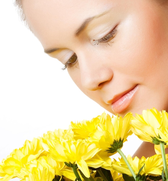 Visage de femme avec le chrysanthème jaune