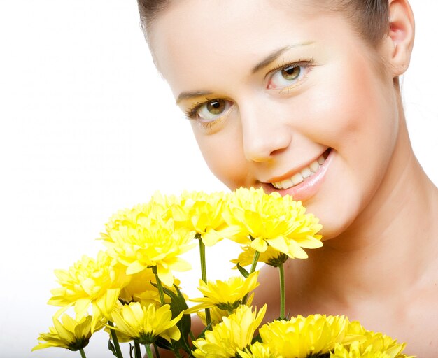 Visage de femme avec le chrysanthème jaune