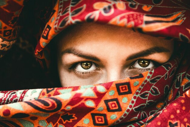 Photo le visage d'une femme dans une écharpe indienne rouge