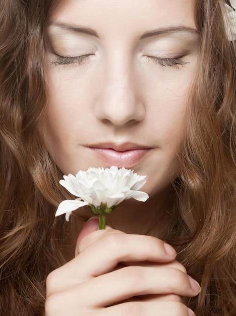 Visage de femme avec des fleurs blanches