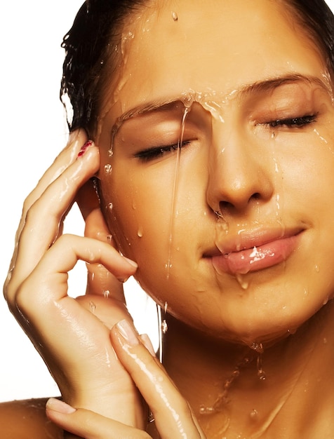 Photo visage de femme avec une goutte d'eau