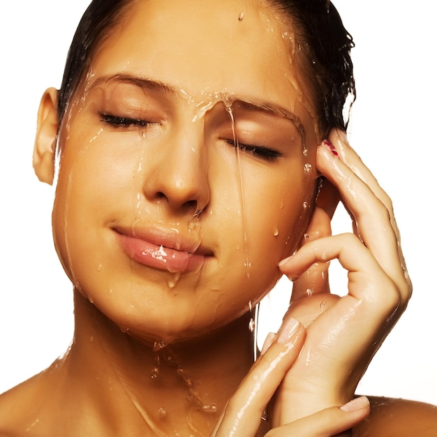 Visage de femme avec une goutte d'eau