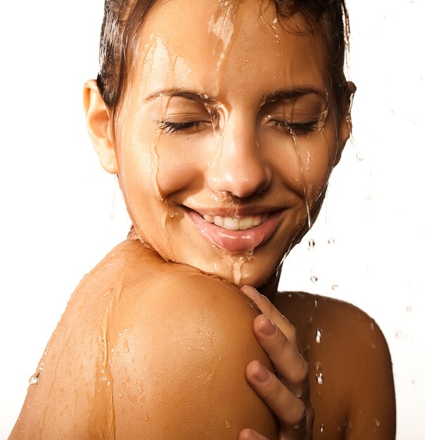 Visage de femme avec une goutte d'eau