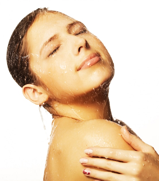 Visage de femme avec goutte d'eau