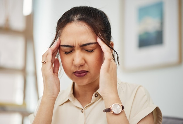 Visage d'une femme mal de tête et douleur à la maison à cause du stress problème de santé mentale et de la fatigue Personne malade déprimée et confuse souffrant d'anxiété brouillard cérébral et étourdi d'inquiétude crise triste ou esprit frustré