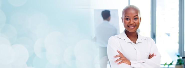 Photo visage d'une femme noire d'affaires fière et heureuse des valeurs de l'entreprise, de la mission et de la culture d'inclusion au bureau