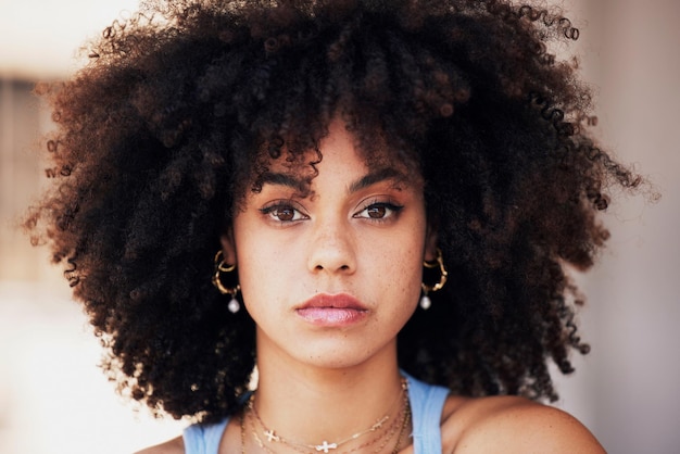 Visage de femme noire avec portrait de beauté et maquillage de mode et bijoux cheveux afro et style de rue en plein air à New York Soins cosmétiques belle personne afro-américaine avec confiance en ville