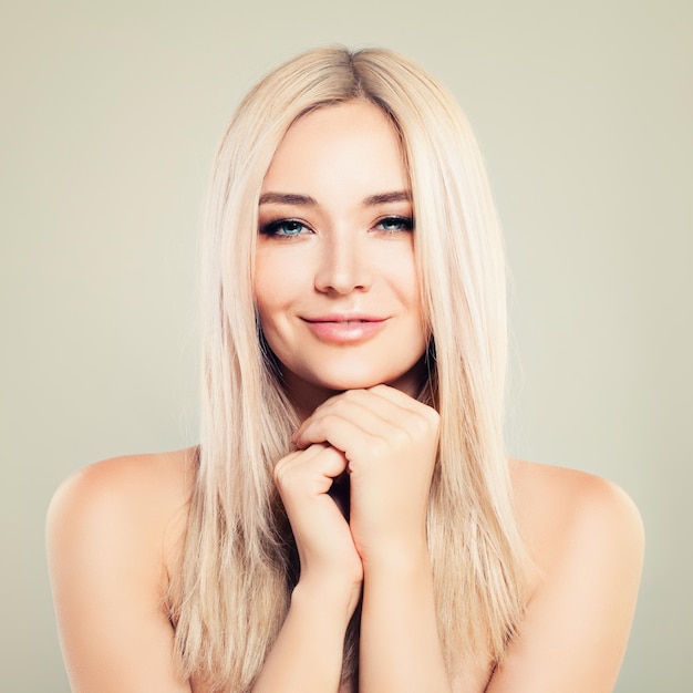 Visage de femme parfait. Belle femme modèle avec une peau saine et des cheveux blonds. Concept de beauté, de soins du visage et de cosmétologie au spa