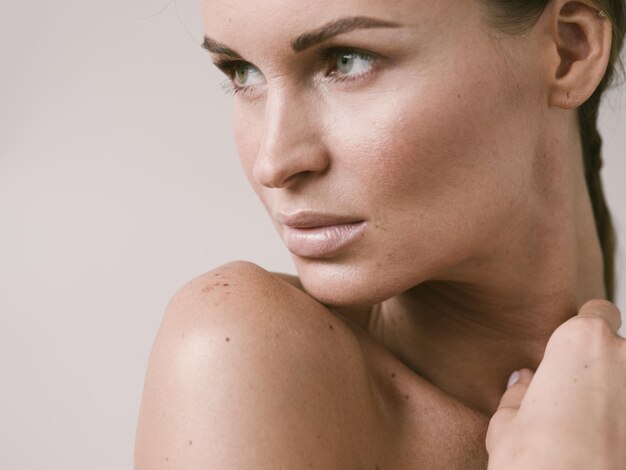 Visage de femme de peau de beauté naturelle bouchent la beauté du modèle macro. Prise de vue en studio.