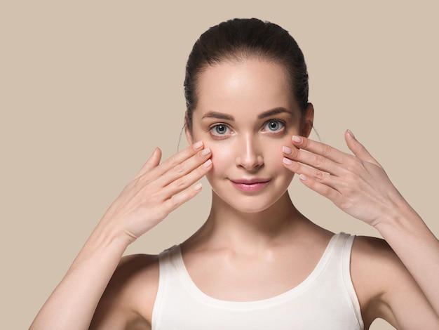 Visage de femme peau propre maquillage naturel beau modèle de beauté. Fond de couleur.