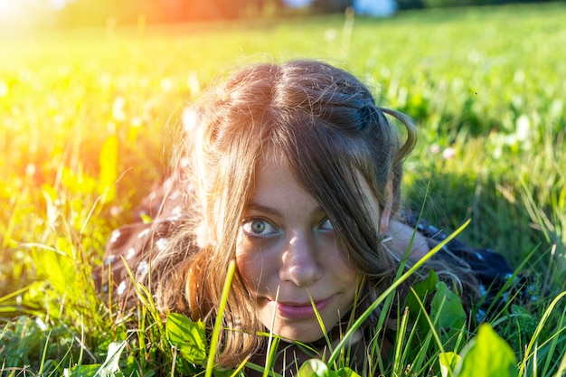 Visage d'une fille allongée dans l'herbe gros plan loisirs de plein air d'été