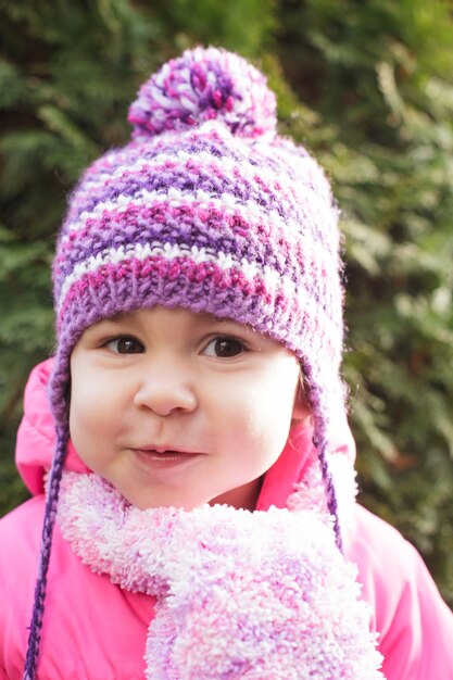 Visage de fille avec un joli sourire en gros plan, à l'extérieur