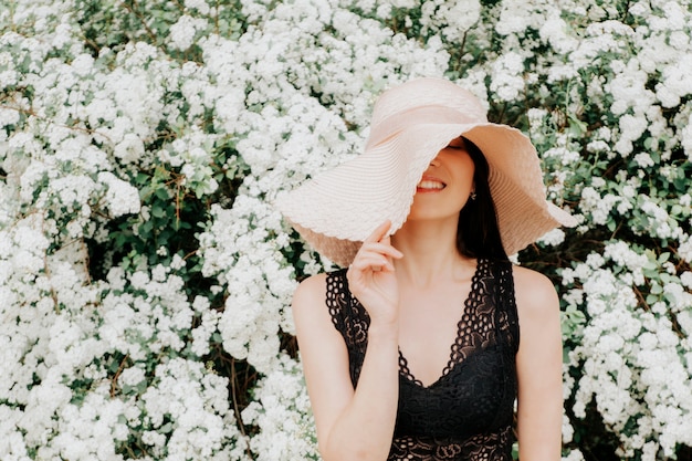 Visage de fille sous le chapeau