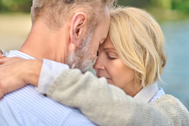 Visage en gros plan d'étreindre la femme et l'homme