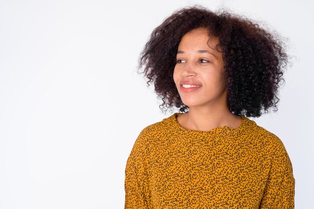 Visage d'heureuse jeune belle femme africaine pensant