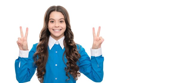 Visage heureux d'une adolescente aux longs cheveux bouclés isolé sur blanc montrer le geste de paix Visage d'enfant affiche horizontale adolescente portrait isolé bannière avec espace de copie