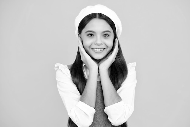 Visage heureux émotions positives et souriantes d'une adolescente Enfant petite fille 1214 ans portrait en studio d'arrière-plan Concept de mode de vie d'enfance Portrait en gros plan d'un enfant adolescent caucasien