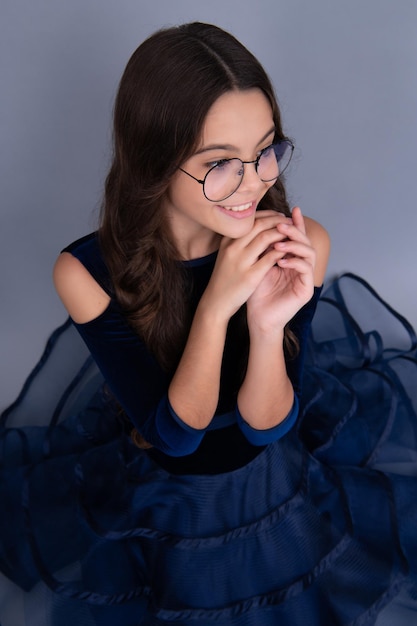 Visage heureux émotions positives et souriantes d'une adolescente Jolie jeune adolescente sur un fond isolé Portrait en studio d'un très bel enfant